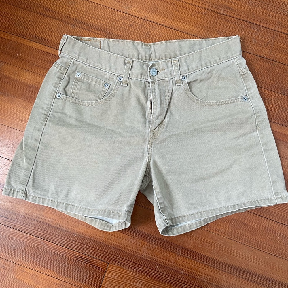 Levis tan shorts
